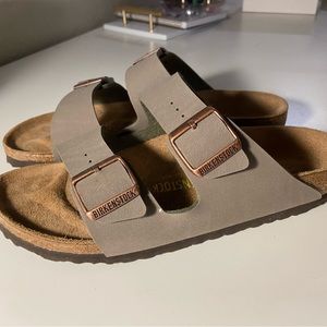 NWOT tan Birkenstocks!! Perfect condition